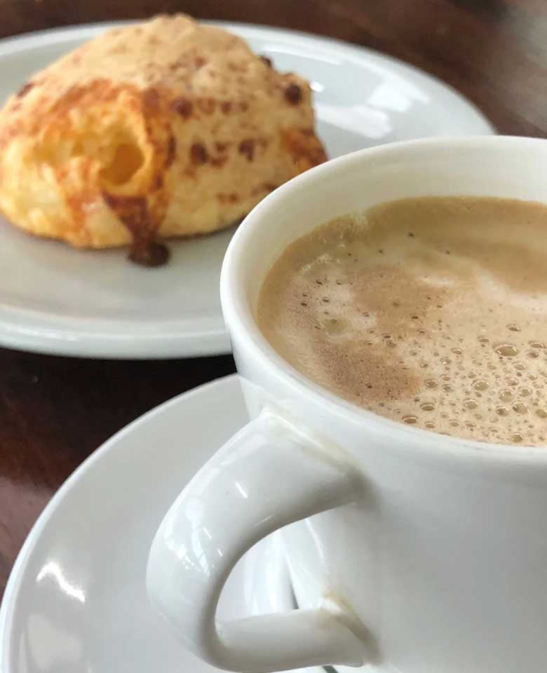cafe-com-leite-pao-de-quiejo